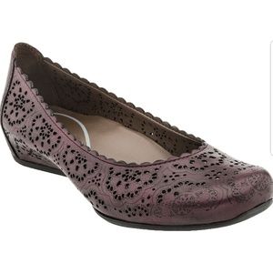 NEW Leather Earthies flats